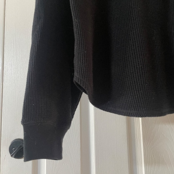 Uniqlo Black Long Sleeve Crew Neck Waffle Shirt Size Medium - Picture 3 of 5